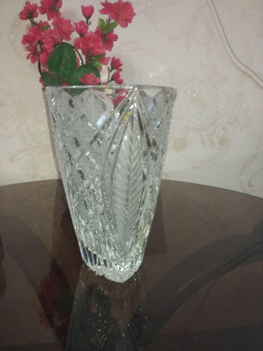 Авито купить вазу ставрополь. Ваза хрустальная под один цветок. Хрустальная ваза для цветов вафля. Ровное стекло подставка под вазу из хрусталя. Хрустальная ваза в металлической оплетке.